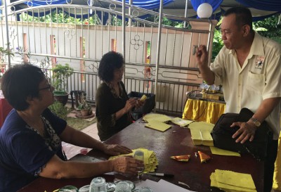 曾进合(右)向家属了解情况。左为林美容及陈玉芝。