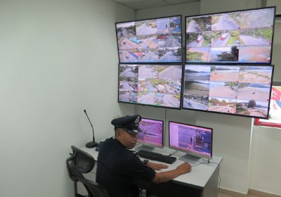 峇都丁宜警局闭路电视监控室,鉴于警员24时监控。