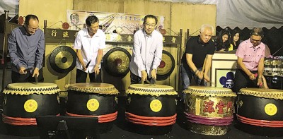 林祥泰(中)为“第二届拿督林祥泰杯.槟威中小学华语卡拉OK歌唱比赛”进行击鼓仪式。