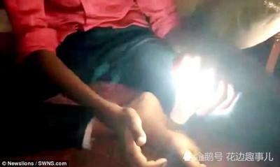 放在脚上灯泡也会被点亮。