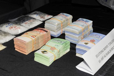 警方起获一笔现金。