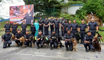 警方周二与警犬在警犬纪念馆合照。