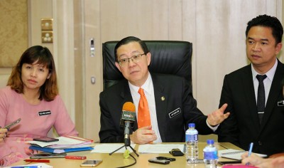 林冠英(中)由张念群(左起)及张聒祥陪同会见中文媒体,放话财政放会调查马华调涨拉曼大学学院学费。