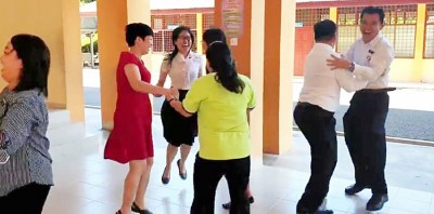 公华老师在视频中手握手跳起圈圈舞欢庆,以迎接学校假期。