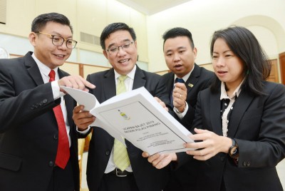 特别前来州议会探班的升旗山区国会议员黄汉伟(左2)与州议员郑来兴(左起)、黄顺祥及王丽丽一同翻阅《2019年槟州财政预算案》。