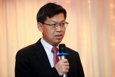 鲁世巍赞扬马中客家总协议,朝总商会进一步展开会务,啊受马企业牵线搭桥。
