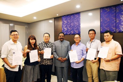 达威甘(左4)颁发奖状后,与林松荣(左起)、周慧妮、林星发、李兴前、郑豪然及陈国雄合影留念。