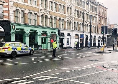 警方封路调查持刀袭击案件。