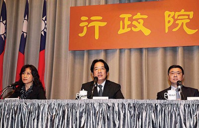 赖清德(中)召开记者会宣布留任。(中央社照片)
