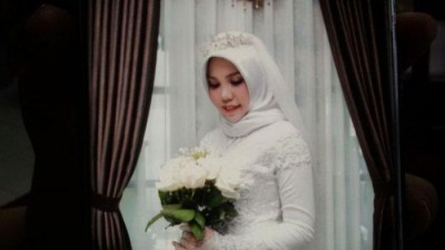 萨里吧死去的未婚夫穿上婚纱独照。