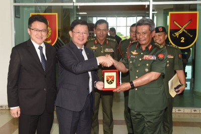 玛祖基(右起)给纪念品予曹观友(左2),鉴于刘镇东(左)陪伴。