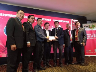 MBI世界集团代表林朝宗(左3)移交1万令吉予财政李经发(右3),连由曹观与王顺荣当嘉宾见证。