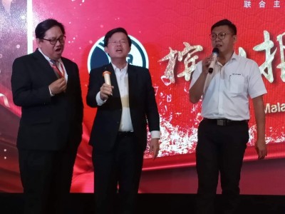 曹观友于郑来兴与王顺荣陪下唱出beyond名曲“无边”,取得不绝于耳的掌声。
