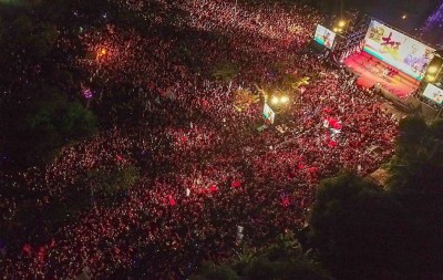 国民党高雄市长候选人韩国瑜挺进冈山举办造势晚会,现场气氛激昂。(中央社照片)