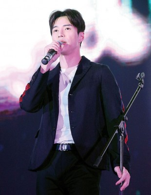 王冠逸演唱新歌《大好青年》,唱到结尾时却突然蹲下傻笑说:“不好意思,我忘词了!”