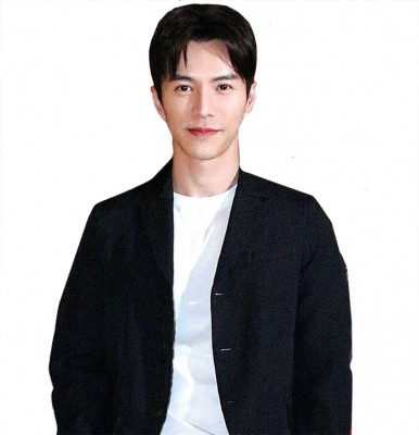 “海兰察”王冠逸这次旋风回马出席商演,仅在吉隆坡逗留几小时,他直言很少回马,很珍惜这次回来的机会。