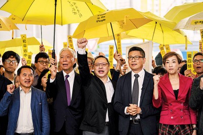 “占中三子”戴耀廷(倍受)、陈列健民(右2)同朱耀明(左2)出庭面控。(法新社照片)