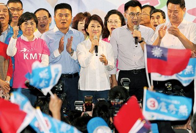 国民党候选人卢秀燕(着)入选台中市长后,登胜选感言。(法新社照片)