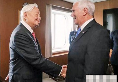 张忠谋(左)以邮轮上会彭斯,台美领袖笑容满面握手。