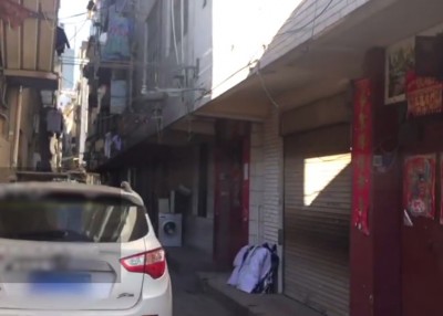 昆明社区凌晨酿成火灾。图为通道被其他车辆堵住,令消防车没法进入造成11死伤。