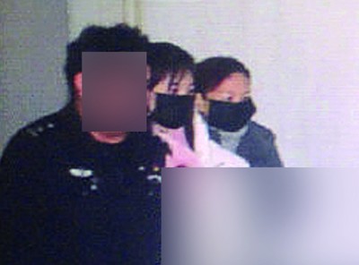 马蓉(被)以妈妈搀扶下活动上派出所。