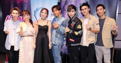 导演李闳杰(左一)带领演员们与记者会,啊《舞蹈极限》宣传,左二自吗月、李艳馨、小鬼、蔡宇杰、依宏恩以及王子宁。