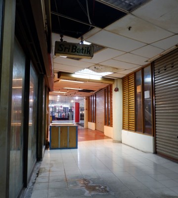 光大三楼店面某处被发现天花板损坏不堪,地上更是布满水渍。