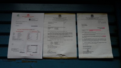 图为业者在结束营业后,相信是没有缴还门牌税,导致通告被张贴予店面。
