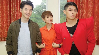 (左起)朱浩仁和陈慧恬这次晋升情侣,而饰演“歌神”的许亮宇则在与陈慧恬相处的过程中渐渐喜欢上她。