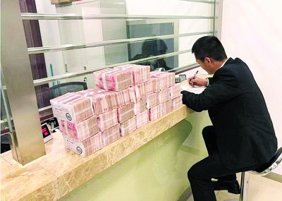 凌男带200多万现金到人民法院还钱。