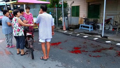 居民案发后于现场议论纷纷。