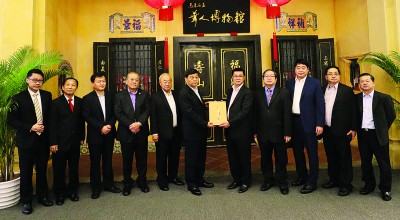方天兴(左7)赠送“马来西亚华人史料汇编”予曲峰,左起为林珠德、郑懿铭、贾培利、吴添泉与林玉唐;右起为林尊文、郑荣兴、腾志刚与陈耀星。