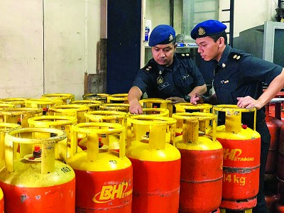霹州贸消局充公196桶重达1790公斤的液化石油气。