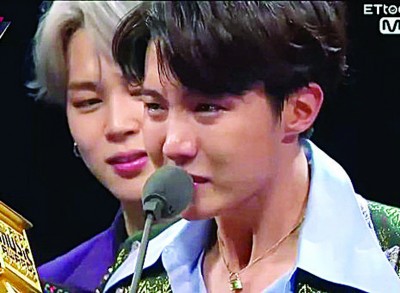 J-hope同一哭,任何成员为禁不住情绪。