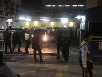 莫哈末阿迪的遗体周二(18日)凌晨在吉隆坡中央医院太平间解剖,大批同僚在太平间外守候。