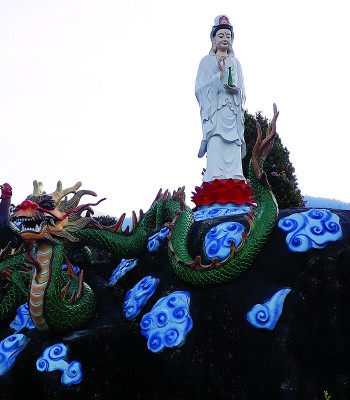 观音圣像向大家洒甘露。