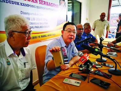 林冠英指出,我国预计耗资7亿令吉,在国内各出入口添加另69个货柜、行李及身体扫描仪器。