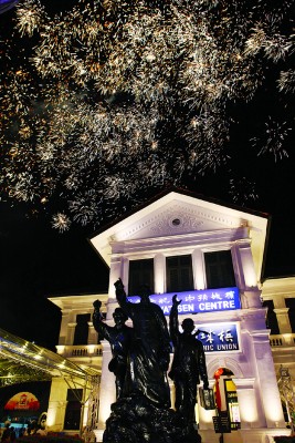 璀璨烟花庆祝槟城阅书报社跨过110年的峥嵘岁月。