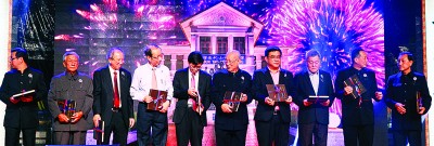 阅书报社纪念刊举行推介仪式,左起林唐欣、信理员拿督黄益民、拿督许廷炎、丹斯里许子根、鲁世巍、庄耿康、黄汉伟、拿督郭显荣、程福隆及彭春松。