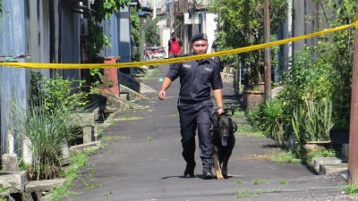 警方出动警犬到场协助搜查。