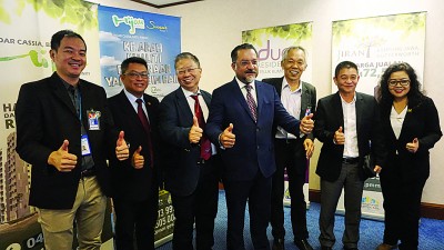 孙子巄(左起)、杜进良、倪川鹏、佳日星、王万祥、庄厥成及锺金月推介2019年槟州产业高峰会。