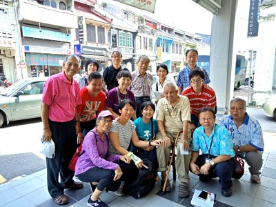 89高龄的梁伟风(坐者)向日本反战人士,讲述当年黑色冬至日日军轰炸怡保的惨痛经过。
