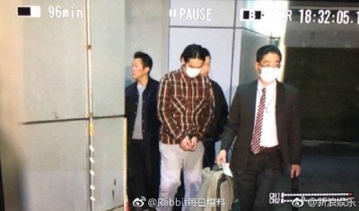 蒋劲夫日前向日本警方自首,被上手铐照片曝光。