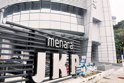 位于该大厦前方的招牌也无一幸免,一律换上Menara JKP字眼。