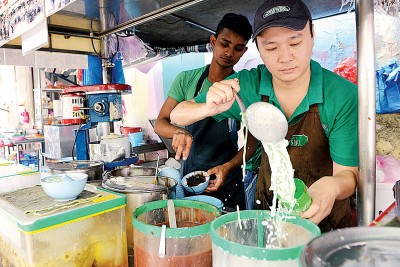 陈劲霖(右):大马的煎蕊粉较长,较好吃,黑糖浆味道较香,椰浆也较新鲜。