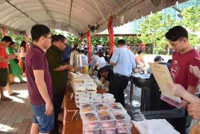 工作人员售卖餐饮,让民众充饥。