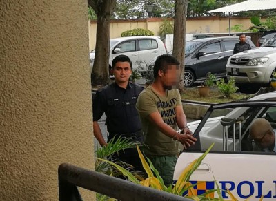 被告(青衣者)因涉嫌性侵15岁亲生女,今日被带往北海法庭面控。