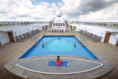 邮轮上有偌大的甲板让你走走拍照打卡，与大海和蓝天来个亲密接触。