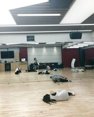 TWICE集体累坏倒地。