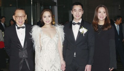 英皇老板杨受成(左)、阿娇经纪人霍汶希(右)现身婚宴现场,开心与一对新人合照。